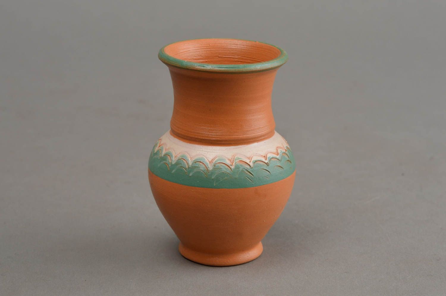 Vase décoratif en argile avec ornements peints fait main marron écologique photo 2