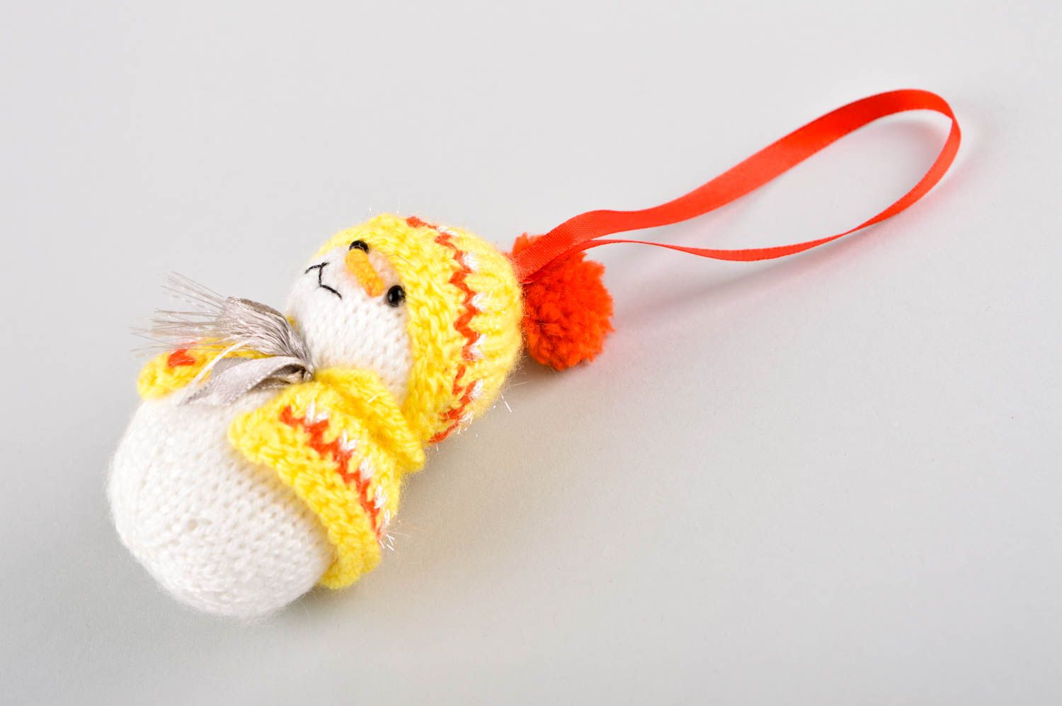 Декоративная подвеска снеговик ручной работы игрушка крючком елочная игрушка фото 3