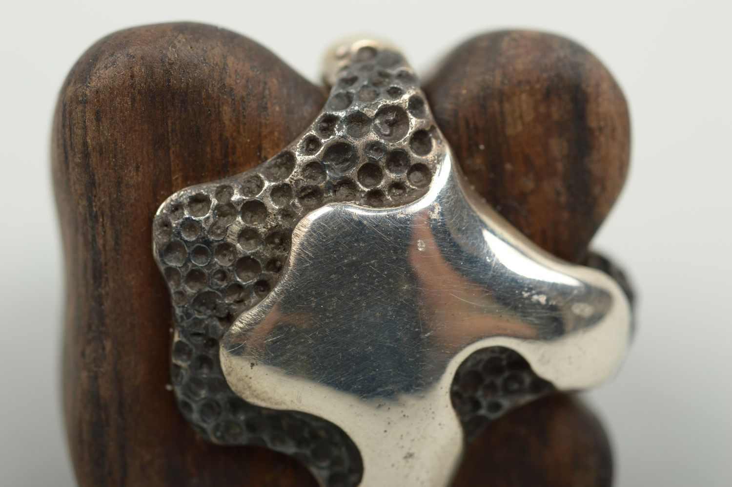 Кольцо из дерева украшение ручной работы изделие из дерева с металлом стильное фото 3