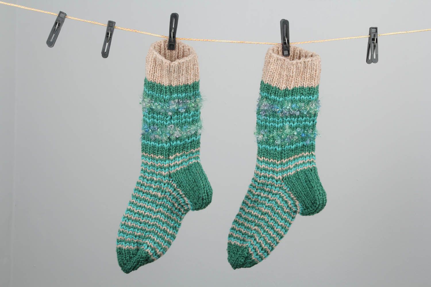 Meias quentes artesanais tricotadas de fios de lã e de mescla de lã. foto 1