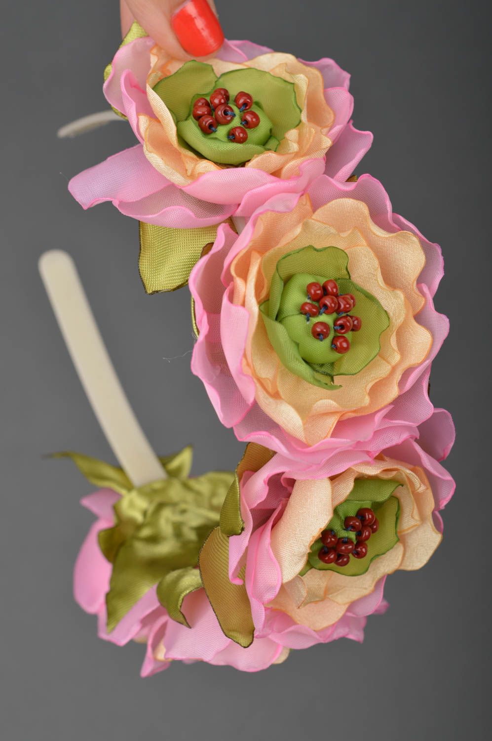 Serre-tête avec fleurs en rubans de satin rose-crème fait main Pivoines photo 3