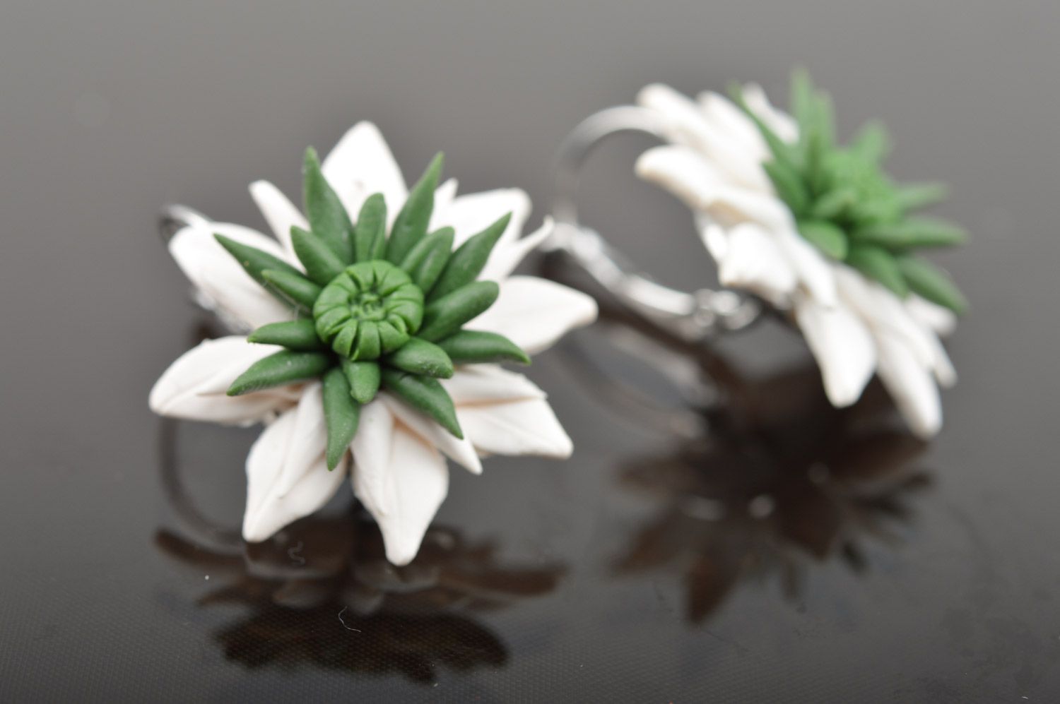 Красивые серьги из полимерной глины ручной работы белые с зеленым эдельвейс фото 5