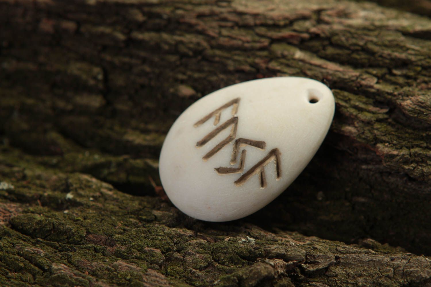 Pendentif blanc Bijou talisman fait main avec runes Accessoire femme design photo 1