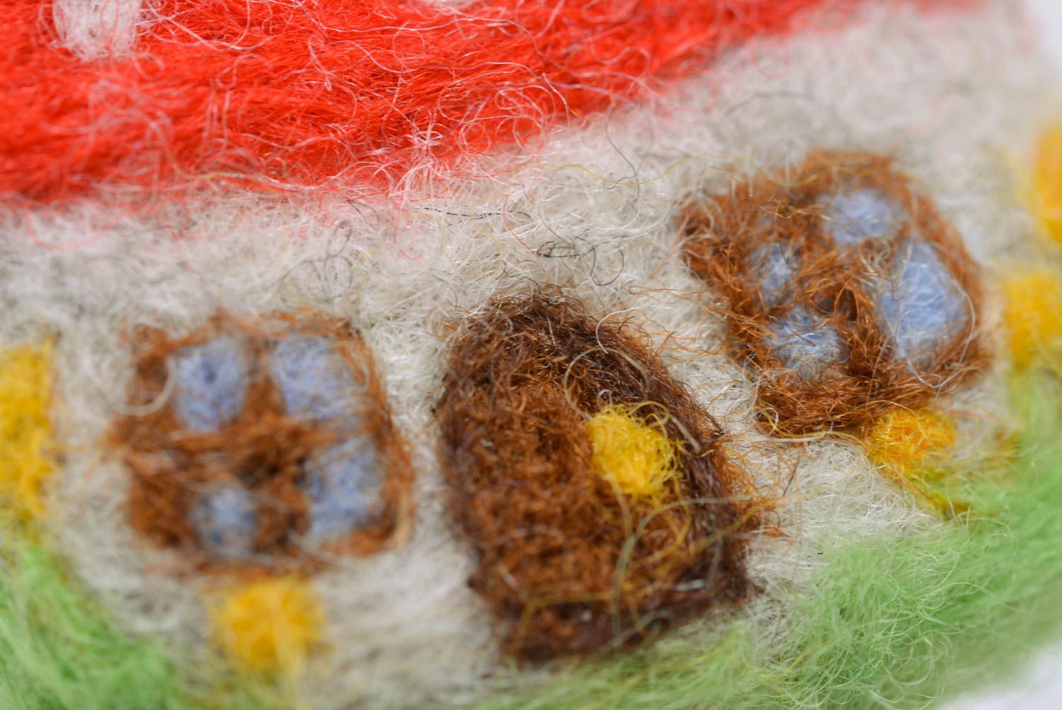 Broche en laine feutrée faite main originale Maisonnette en forme d'amanite photo 3