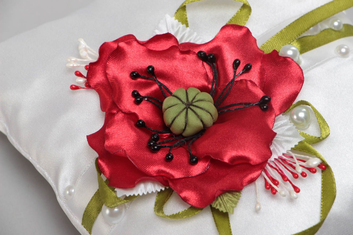 Свадебная подушечка для колец из атласа с маковым цветком ручной работы фото 4