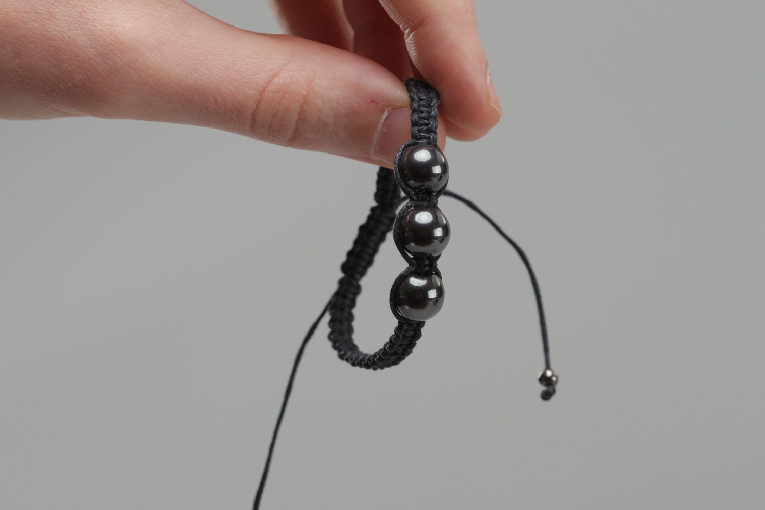 Авторский браслет из вощеного шнурка и гематита ручной работы женский черный красивый фото 5
