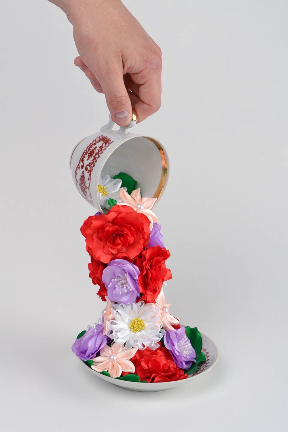 Летающая чашка с цветами из атласных лент проливашка ручной работы авторская фото 2