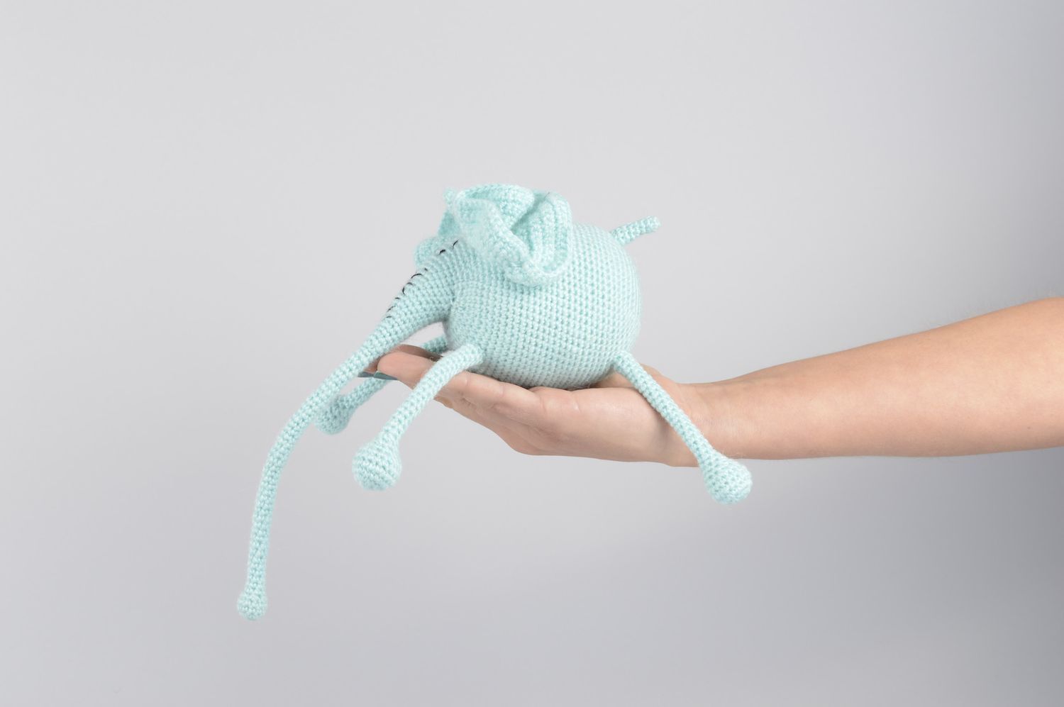 Мягкая игрушка ручной работы игрушка слоник голубой вязаная игрушка из акрила фото 4