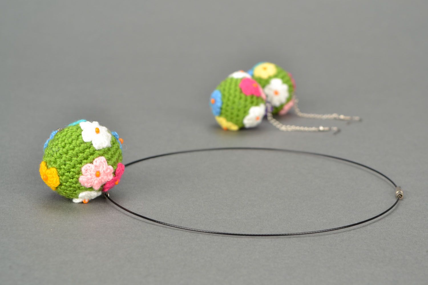 Boucles d'oreilles et collier artisanaux tricotés au crochet photo 4