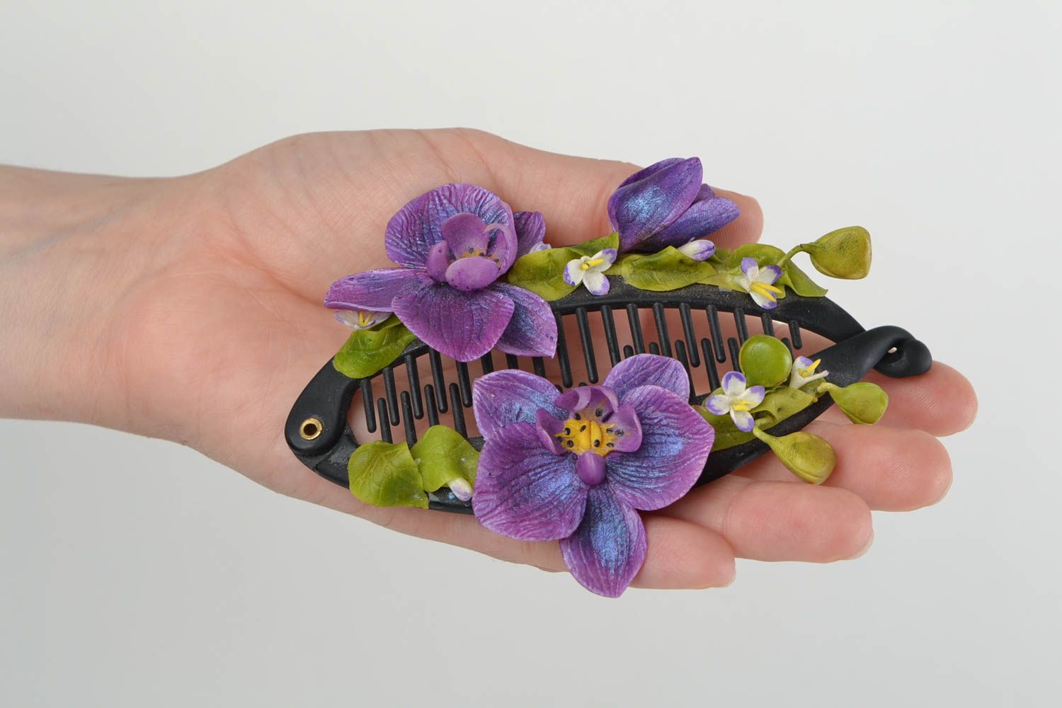 Pinza para el pelo artesanal de porcelana fría con flores de color violeta foto 2