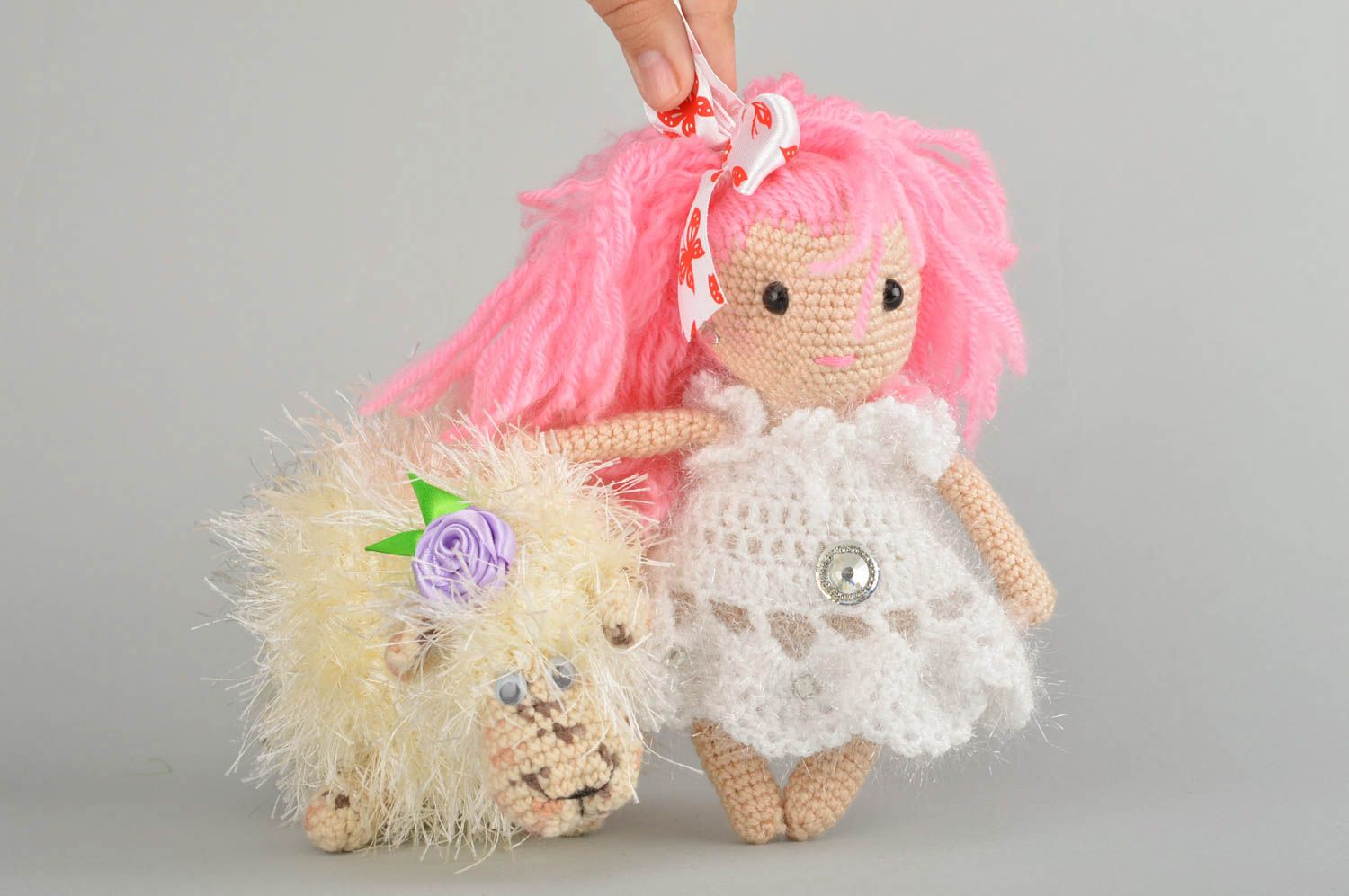 Gehäkelte Spielzeuge für Baby ab 3 Jahren 2 Stück Mädchen mit Schaf handmade foto 2