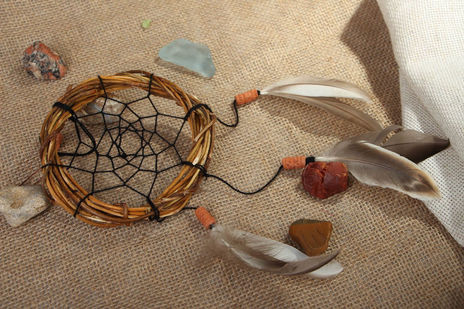 Suspension déco artisanale en bois, plumes, perles en céramique Capteur de rêves photo 5