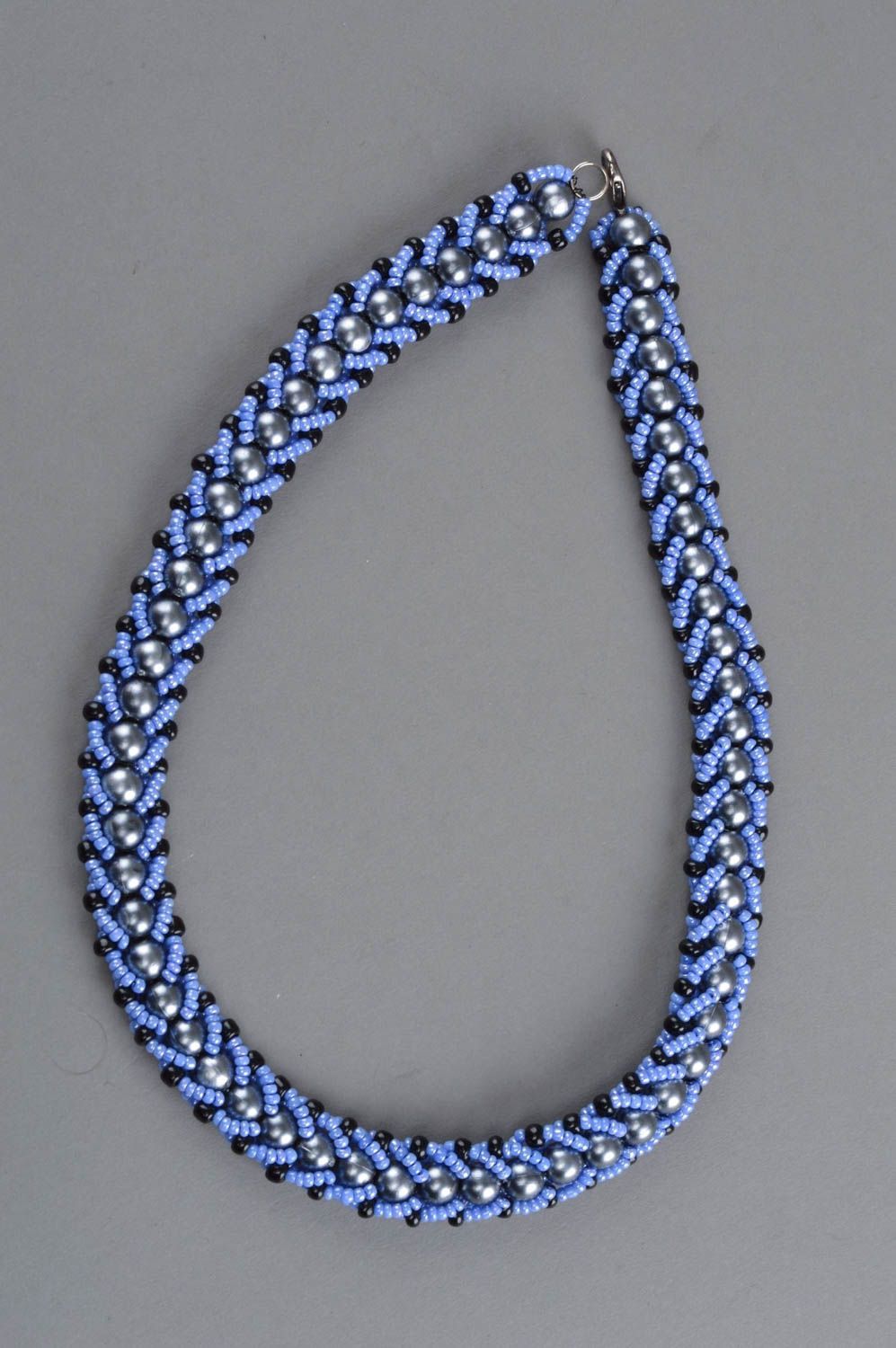 Collier en perles de rocaille bleu ciel et noir original fait main pour femme photo 2