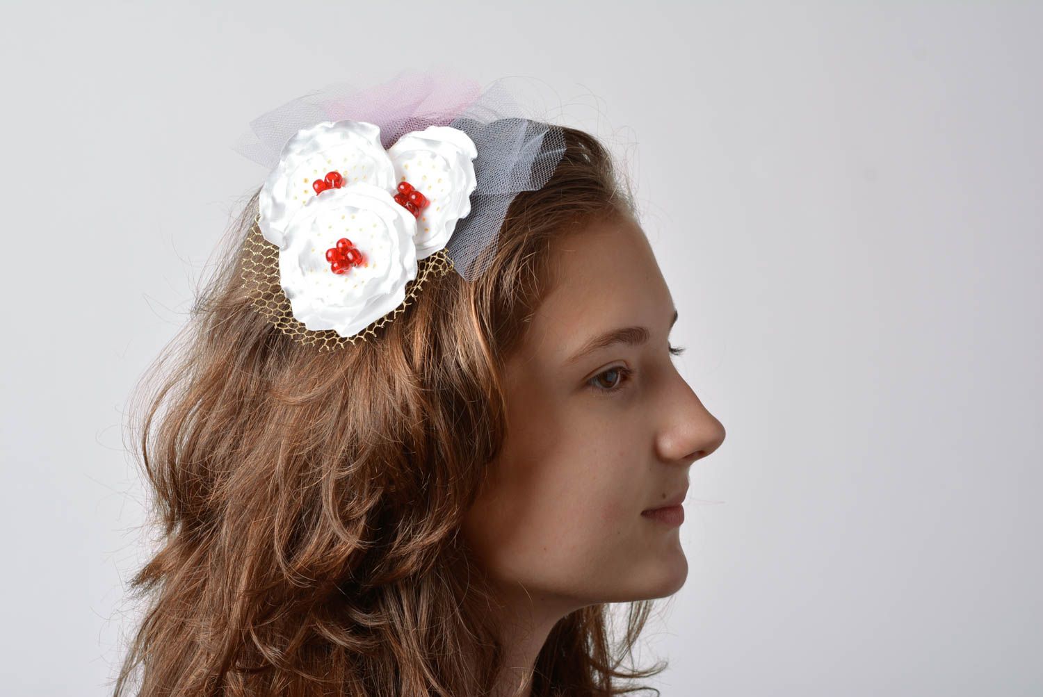 Weiß rote schöne feine originelle handgemachte Haarklammer mit Blumen aus Atlas foto 3