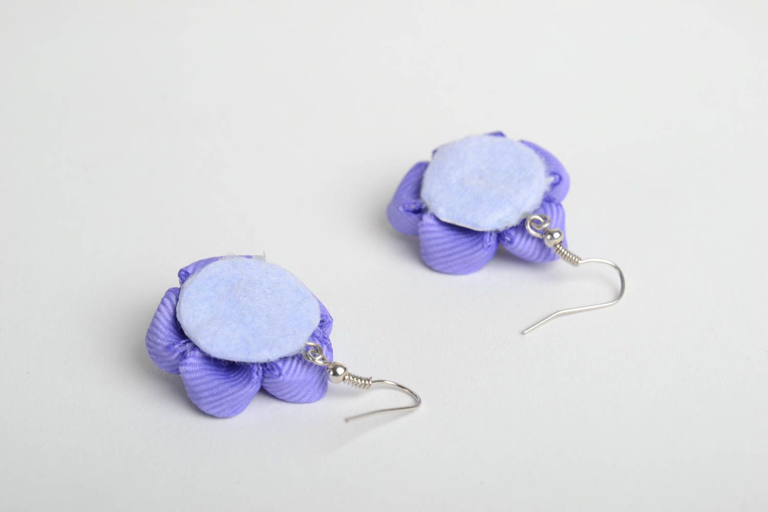 Orecchini a forma di fiori fatti a mano orecchini violetti in tecnica kanzashi foto 4