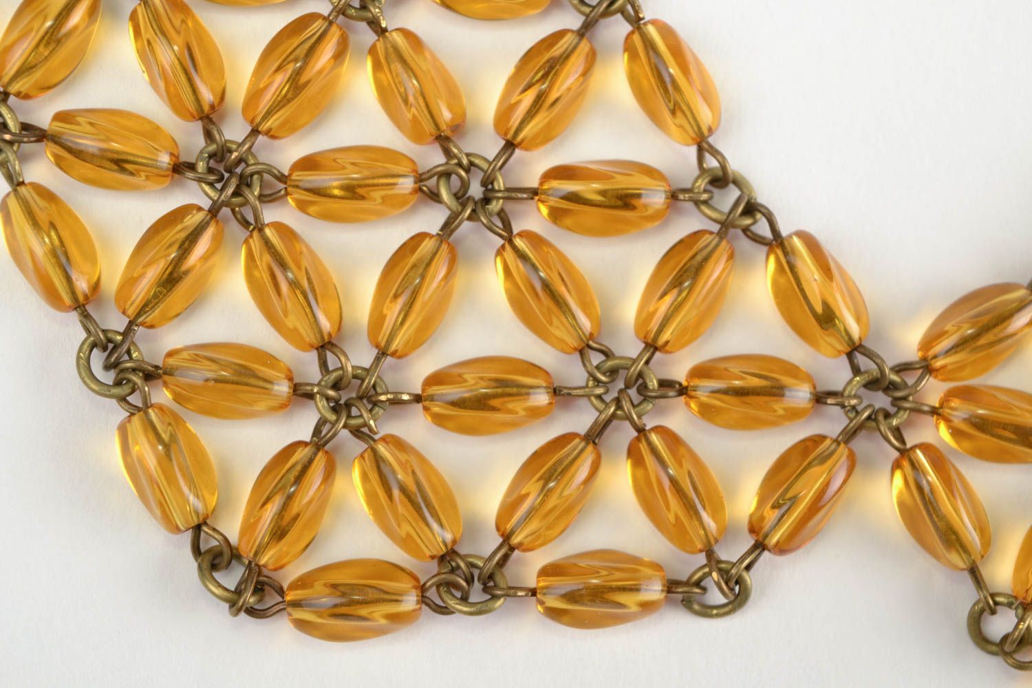 Collier en forme de col en perles de verre fait main de couleur ambrée photo 3