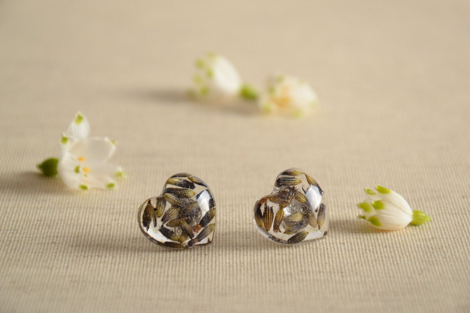 Handmade stud earrings with real plants coated with epoxy in the shape of hearts photo 1
