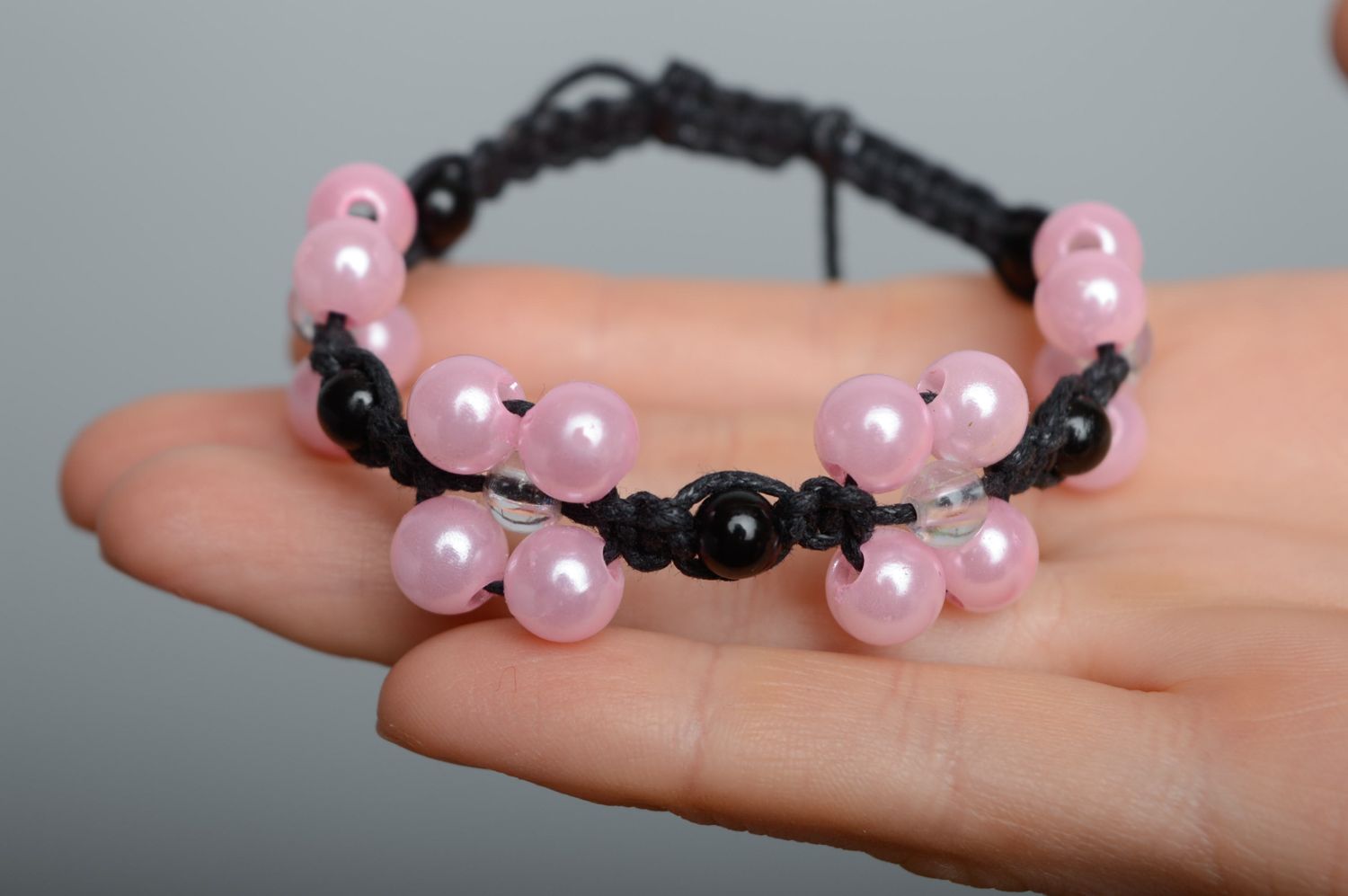 Bracelet en cordon tressé étroit avec perles en céramique noir et rose  photo 3