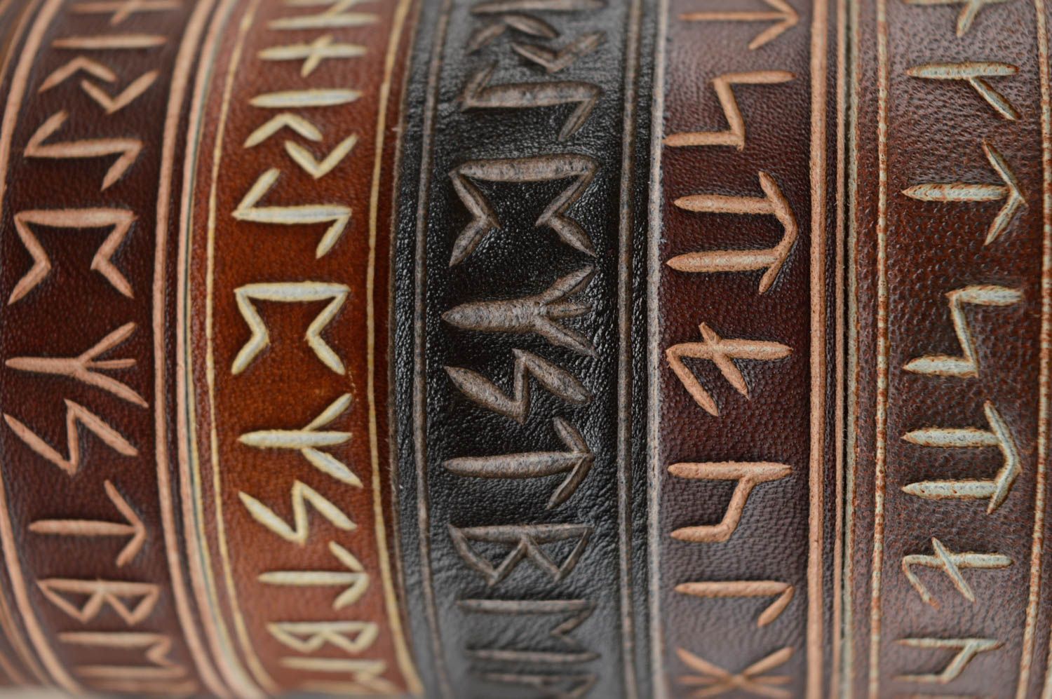 Bracelet en cuir naturel noir avec runes gravées fait main original design photo 5