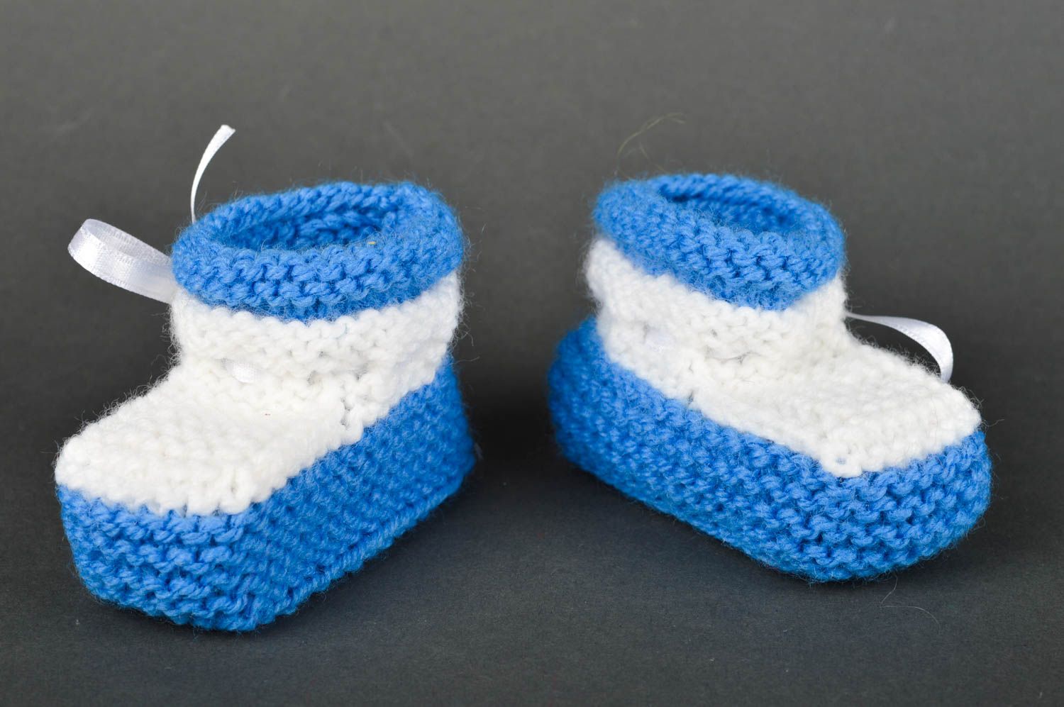 Schuhe für Kinder handgefertigte Schuhe in Weiß und Blau gehäkelte Babyschuhe foto 2