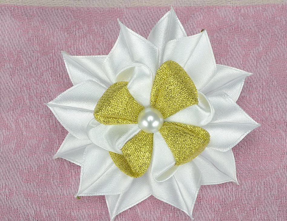 Élastique à cheveux avec fleur blanche dorée photo 4