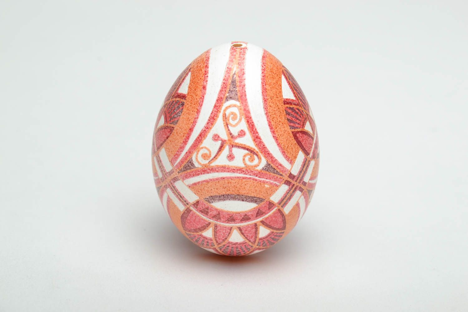 Oeuf de Pâques peint de colorants d'aniline orange fait main décoratif original photo 2