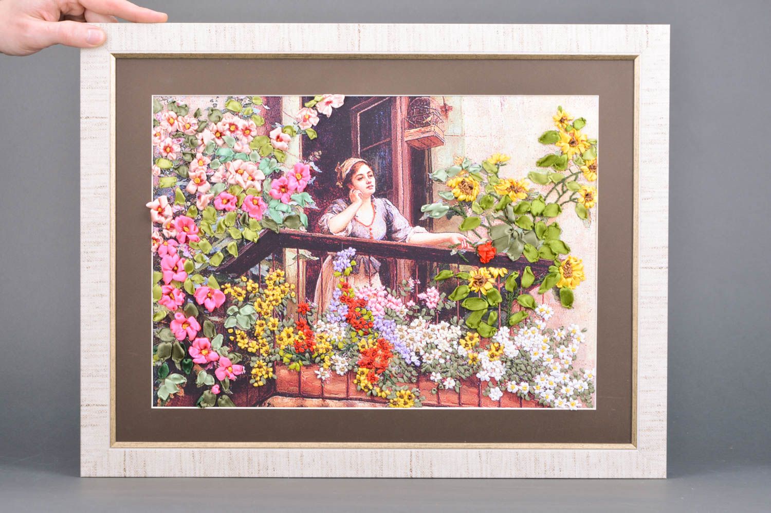 Cuadro bordado con cintas de raso artesanal en lienzo con flores en marco foto 3