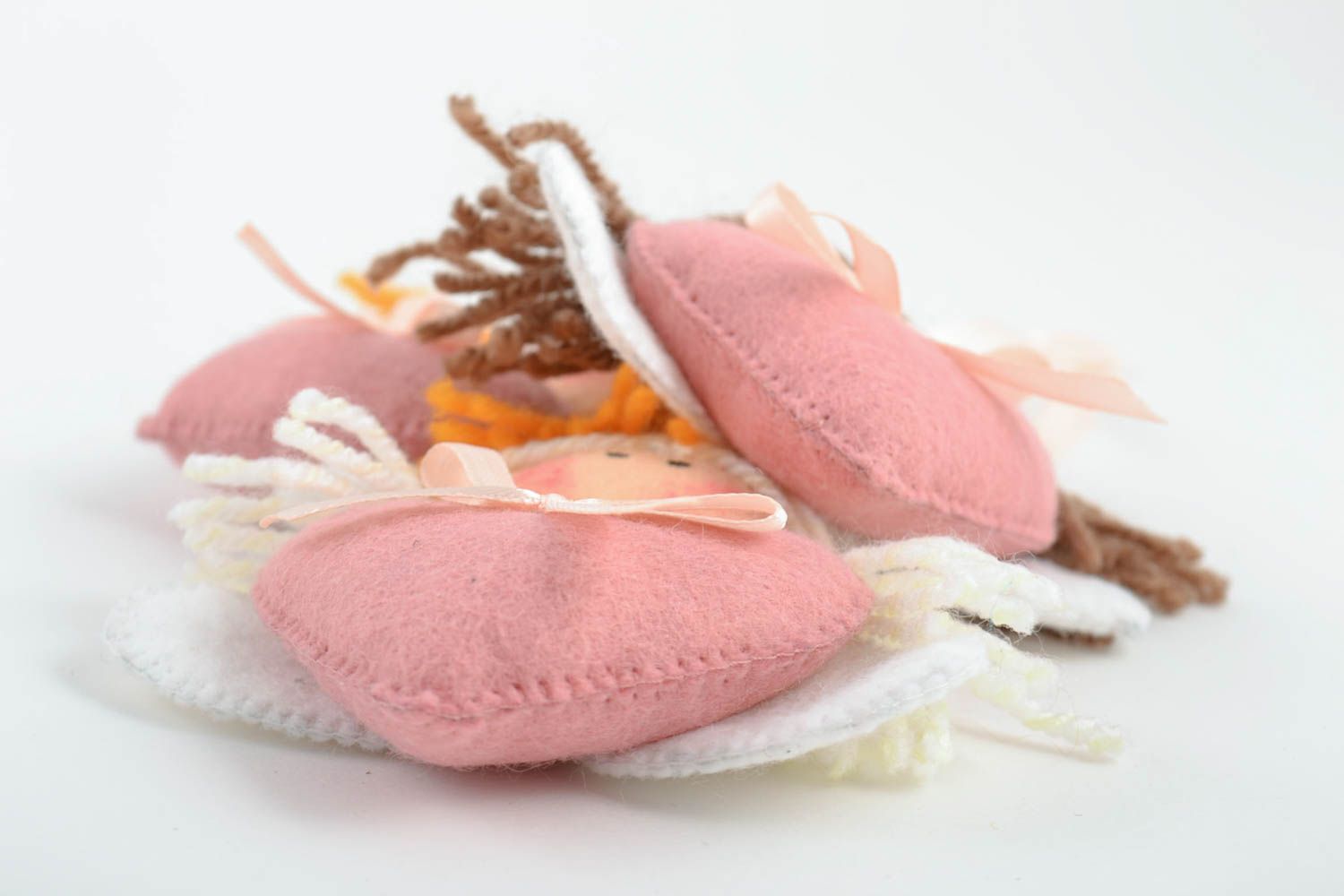 Игрушки с петельками комплект из трех штук ангелы розовые с белым ручная работа фото 3