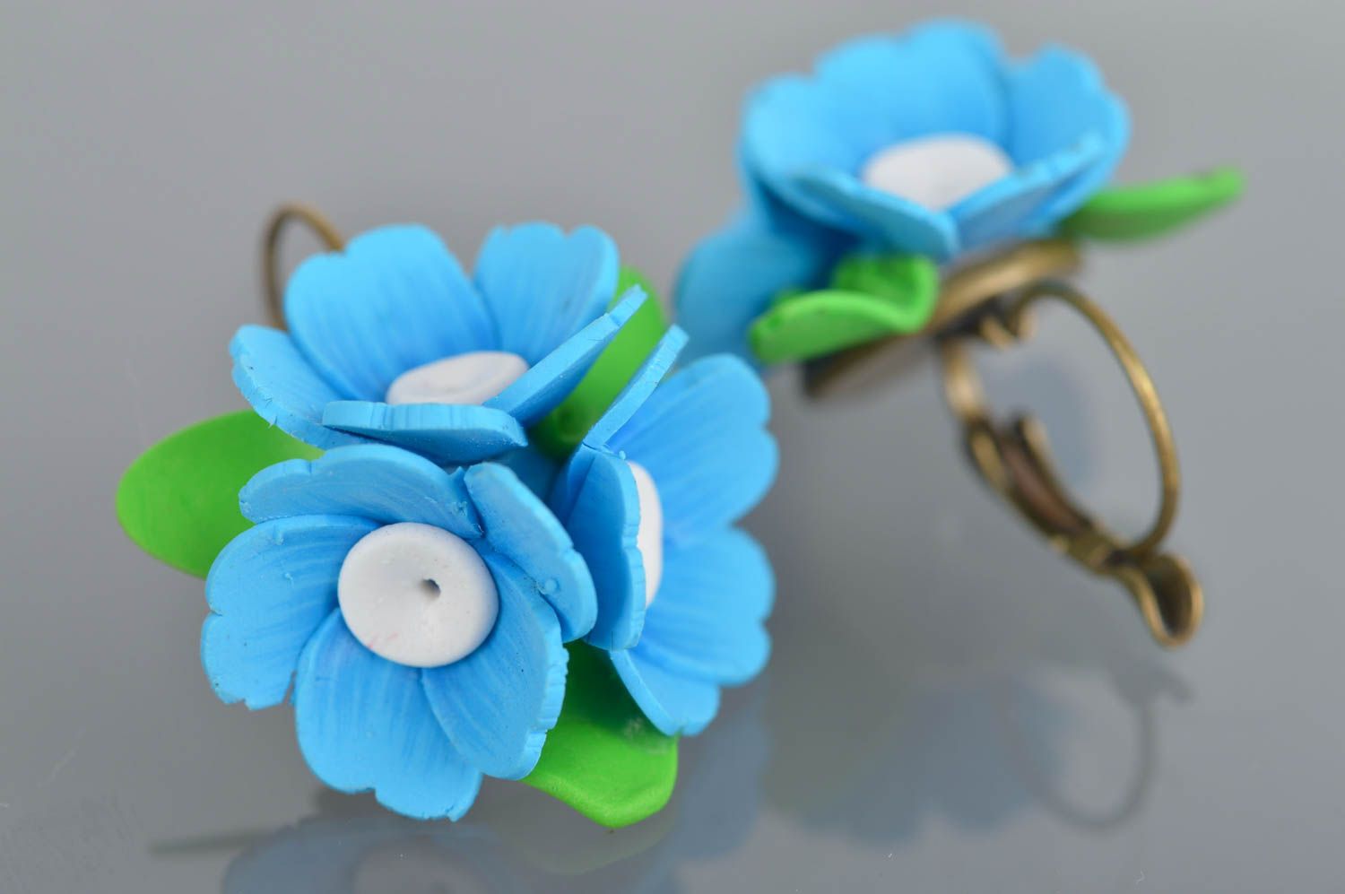 Kleine schöne grün hellblaue handgemachte Ohrringe aus Polymerton mit Blumen foto 5