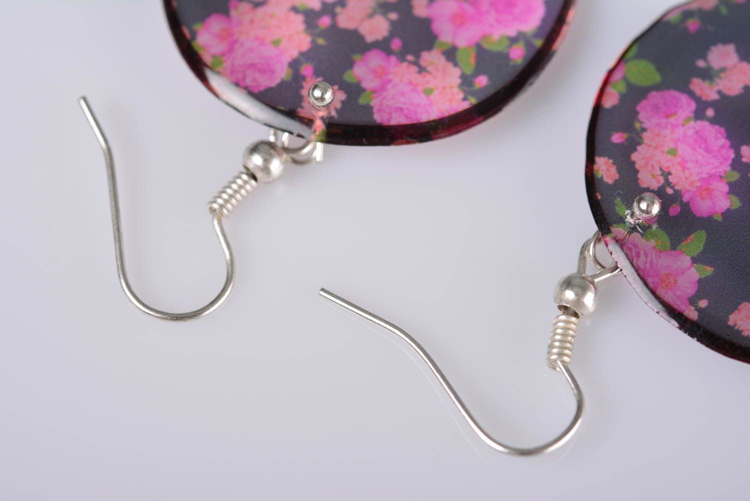Handgemachte runde Retro Ohrringe mit Blumenmuster aus Epoxidharz für Frauen foto 5