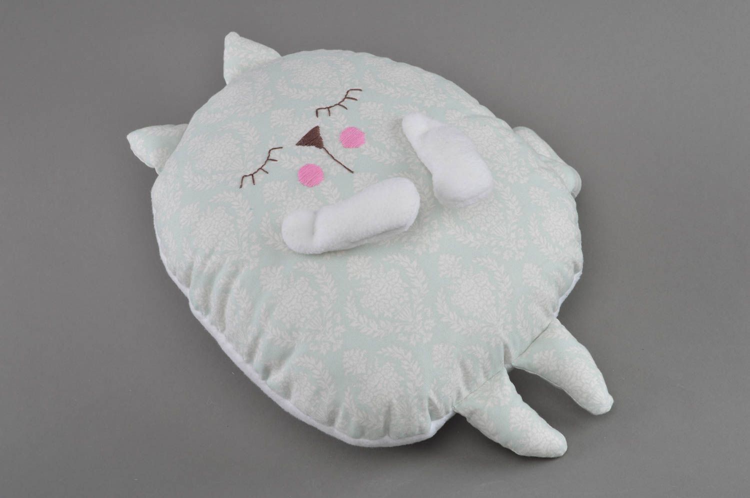 Мягкая игрушка подушка серого цвета в виде спящего кота небольшая ручной работы  фото 2