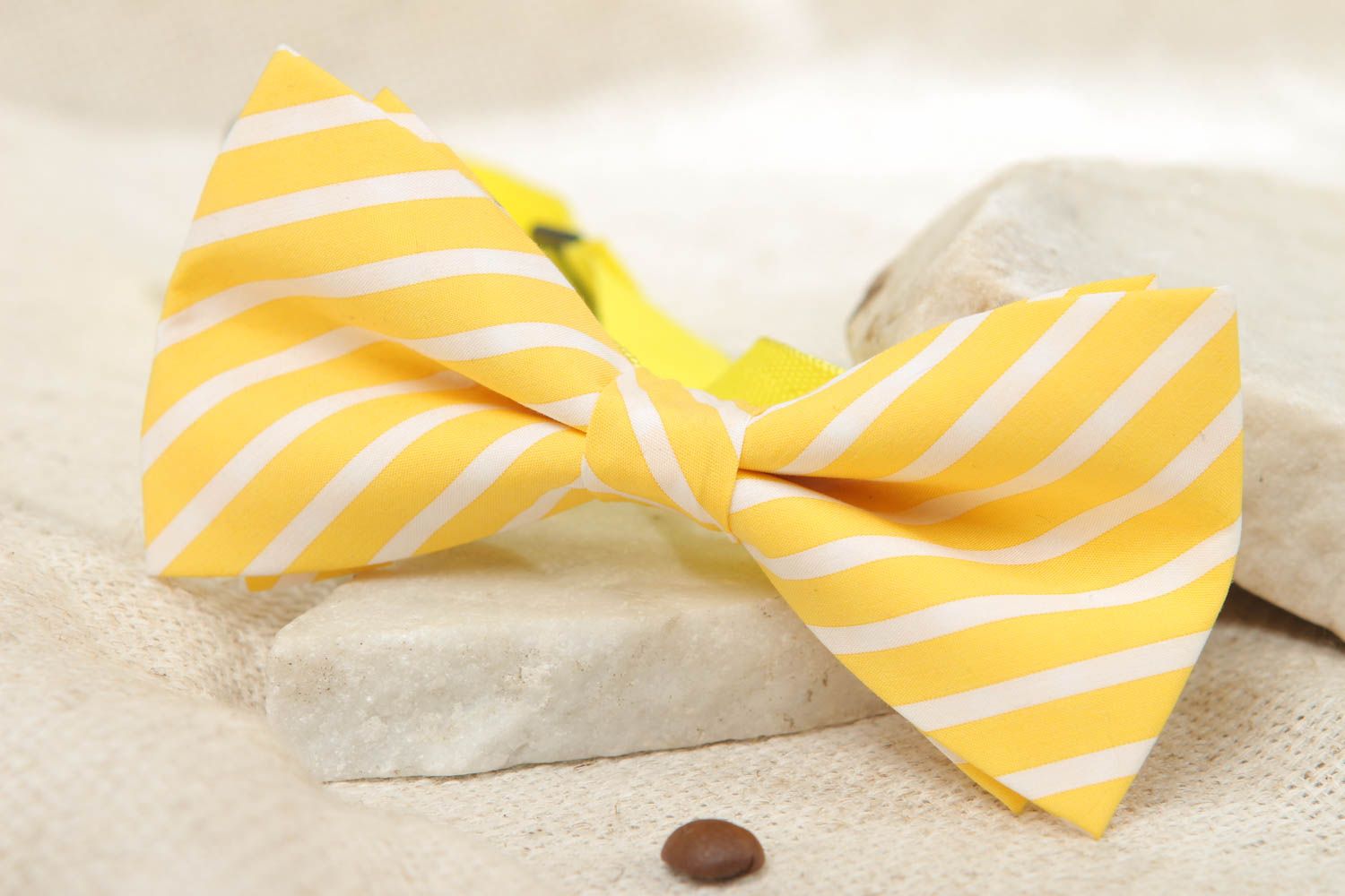 Nœud papillon en tissu de coton jaune à rayures blanches fait main accessoire photo 5