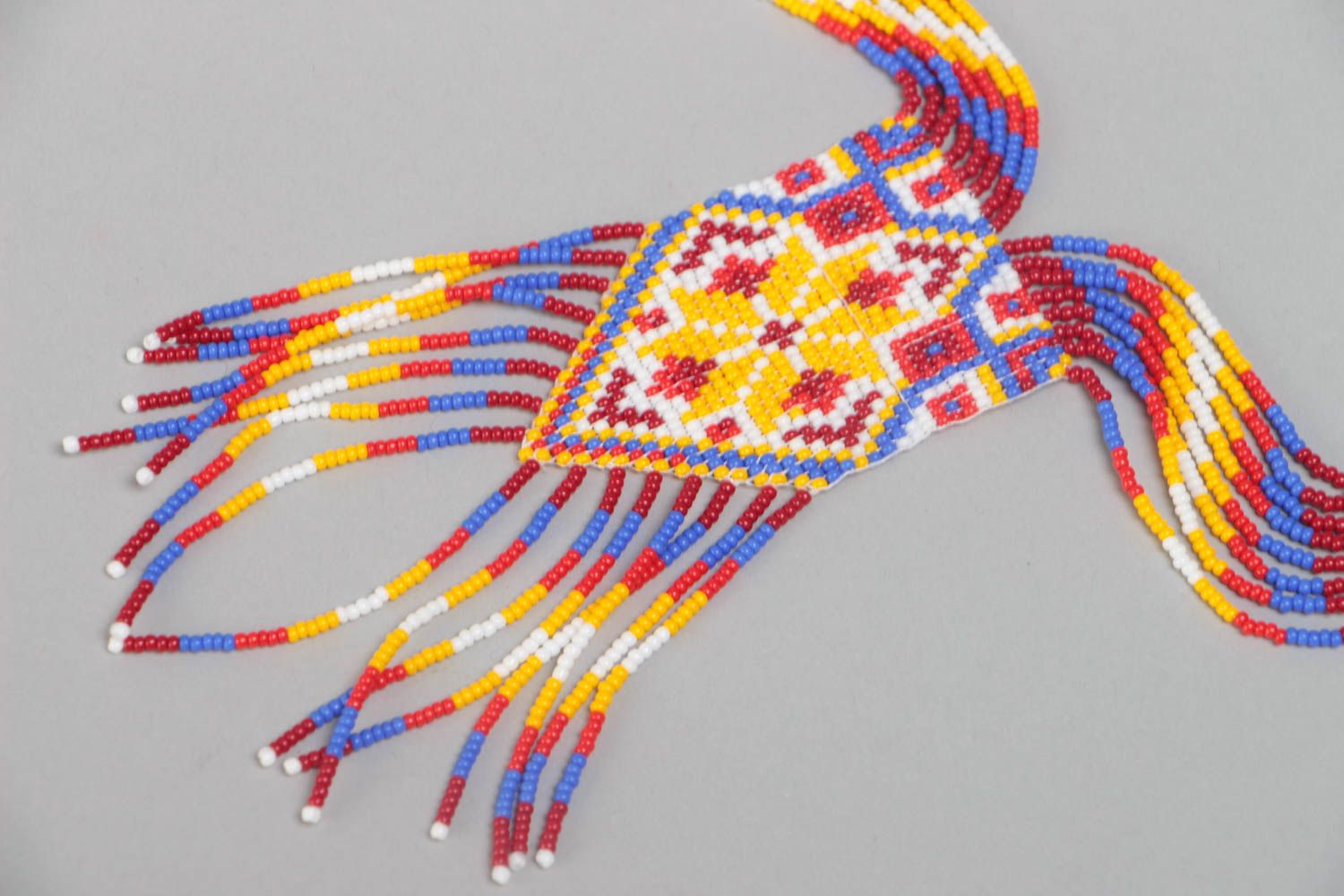 Collar de abalorios checos guerdán artesanal multicolor con ornamento y fleco foto 3