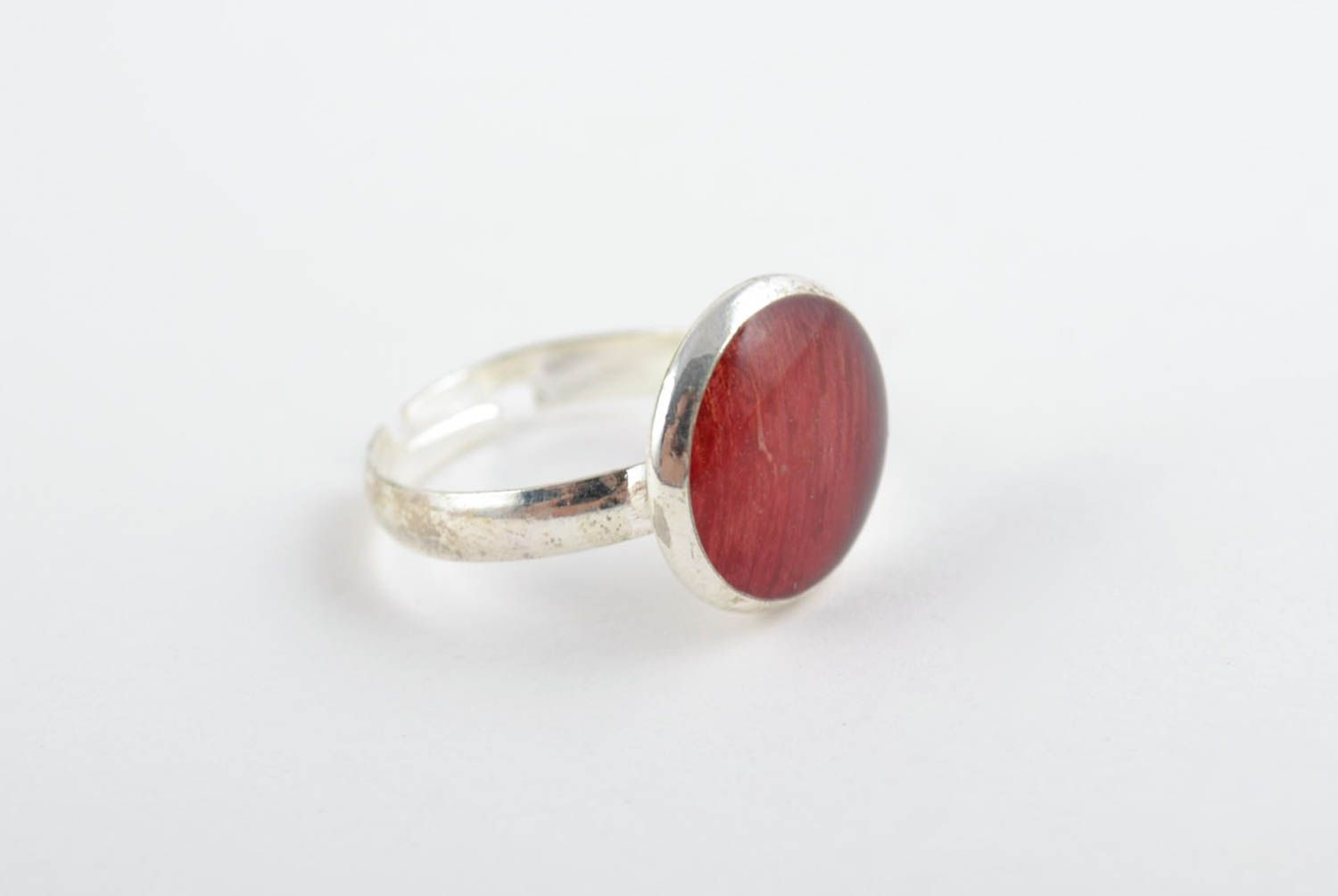 Feiner roter schöner handgemachter Ring aus Epoxidharz mit Furnitur handmade foto 4