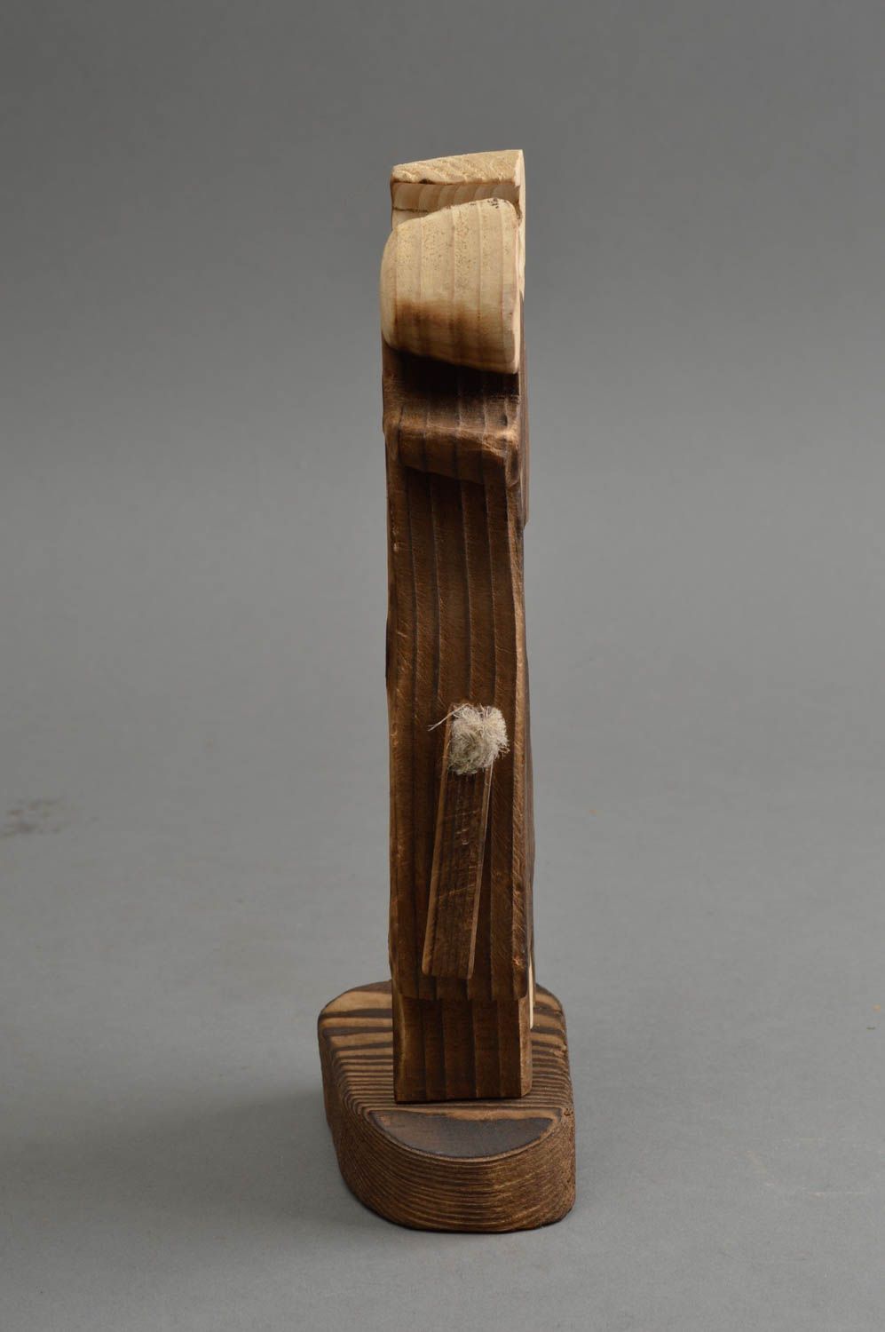 Geschnitzte handgemachte Figurine aus Holz in Form von einer Kuh für Deko foto 3