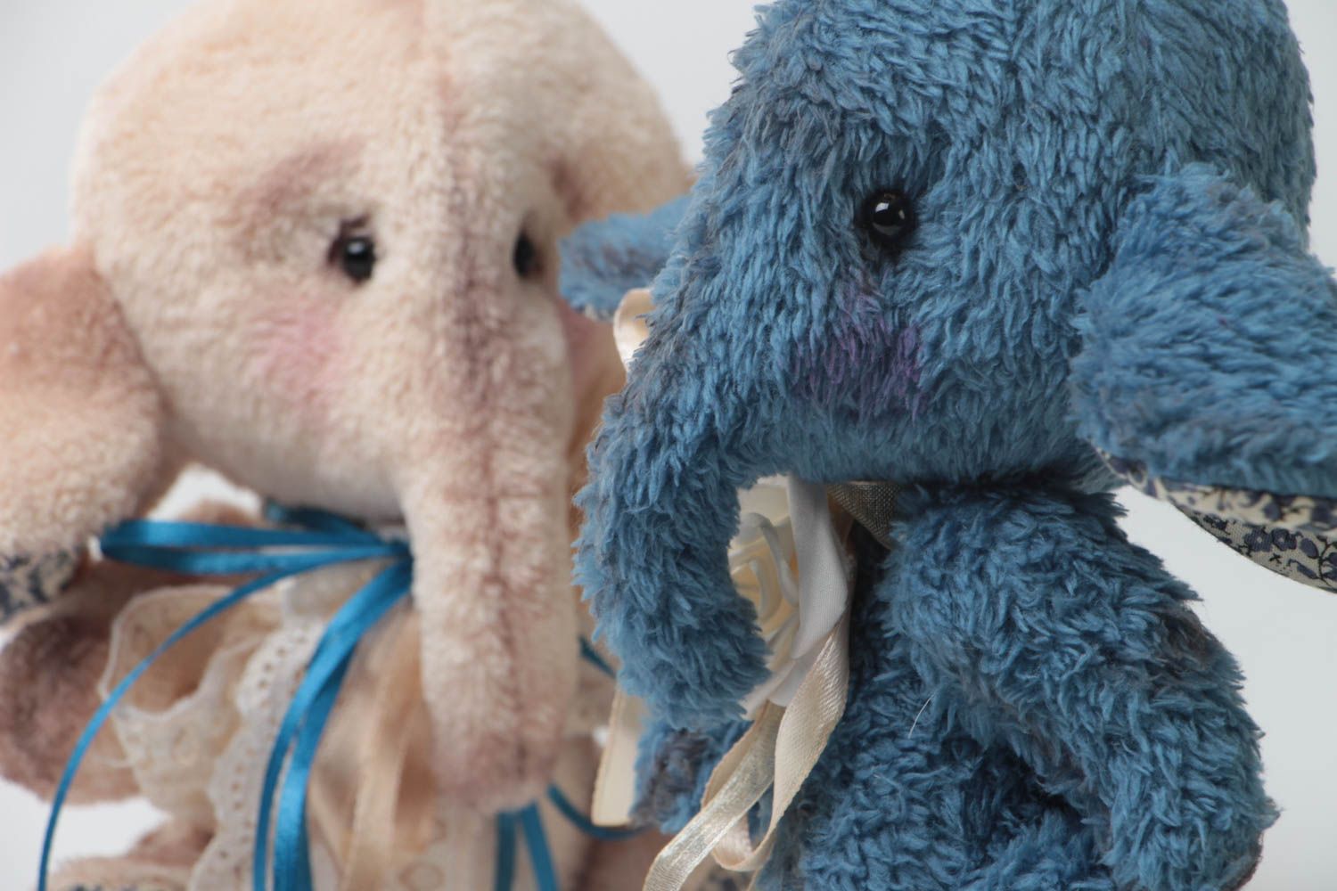 Ensemble de jouets mous faits main 2 pièces éléphants bleu et beige mignons photo 3