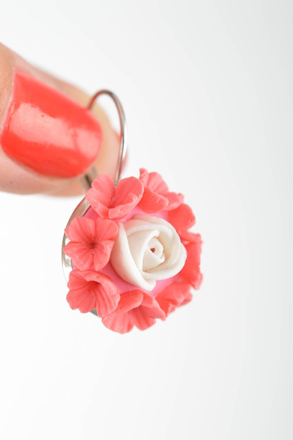 Rote schöne handgemachte Ohrringe aus Polymerton mit Anhängern schöne Blumen foto 3