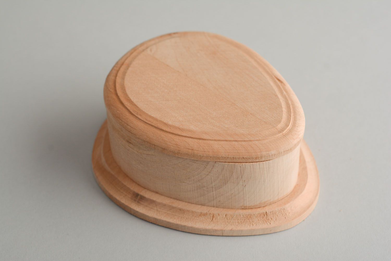 Cajita de madera con forma del huevo foto 2