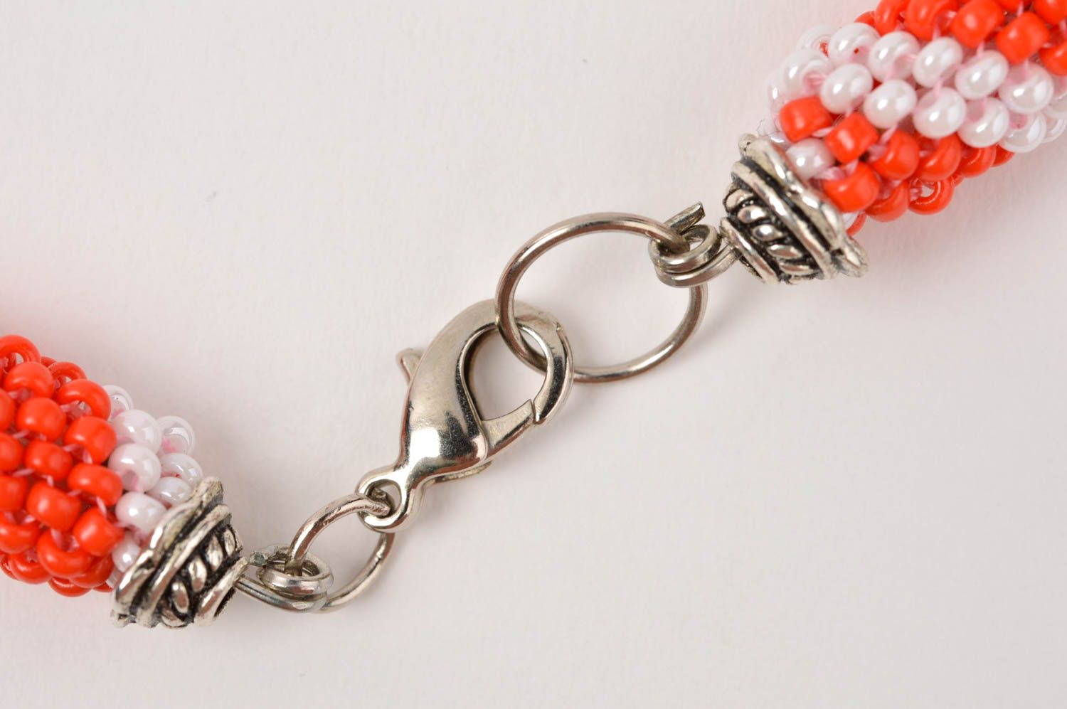 Collana di perline fatta a mano accessorio di moda in colore rosso con bianco foto 4