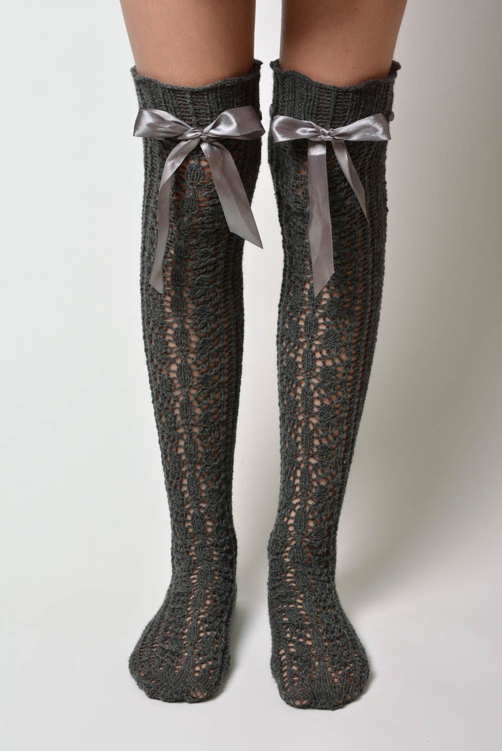 Handmade lange Strickstrümpfe aus Halbwolle für Damen mit Schleifen grau schön foto 1