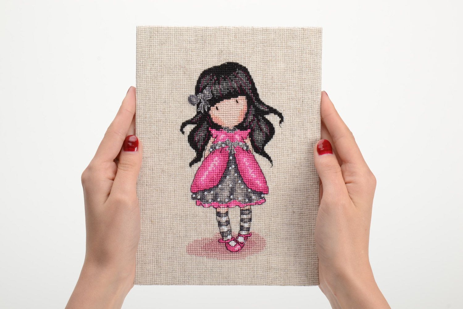 Картина вышитая нитками мулине и бисером на льняной основе Девочка в платье фото 4