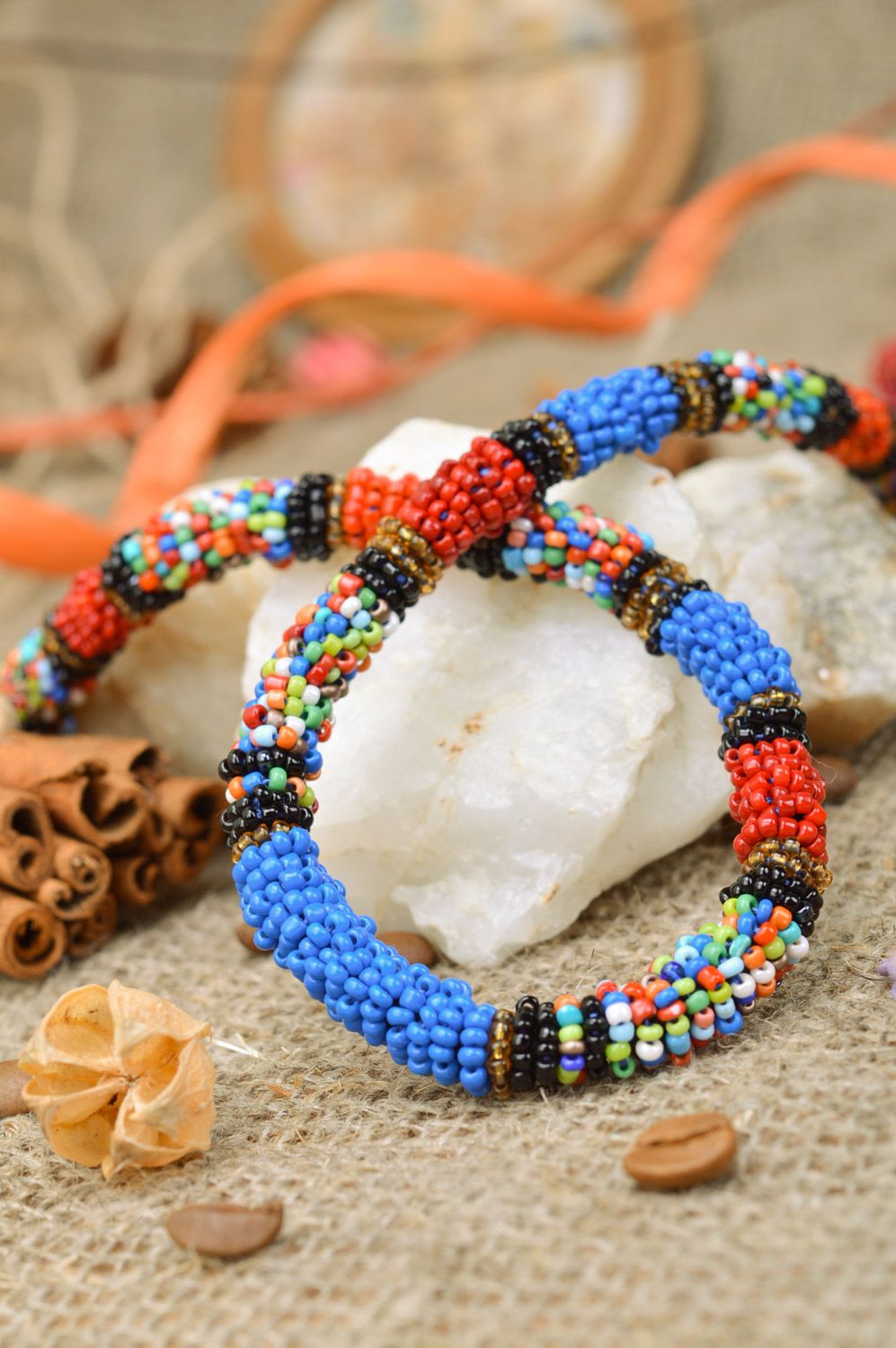 Collier spirale en perles de rocaille tressé multicolore style ethnique photo 1