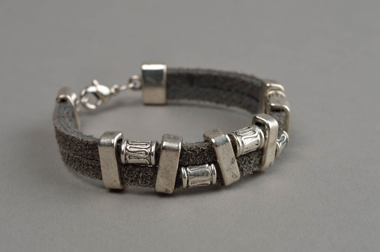 Bracelet en cuir gris naturel avec perles en métal fait main design original photo 7