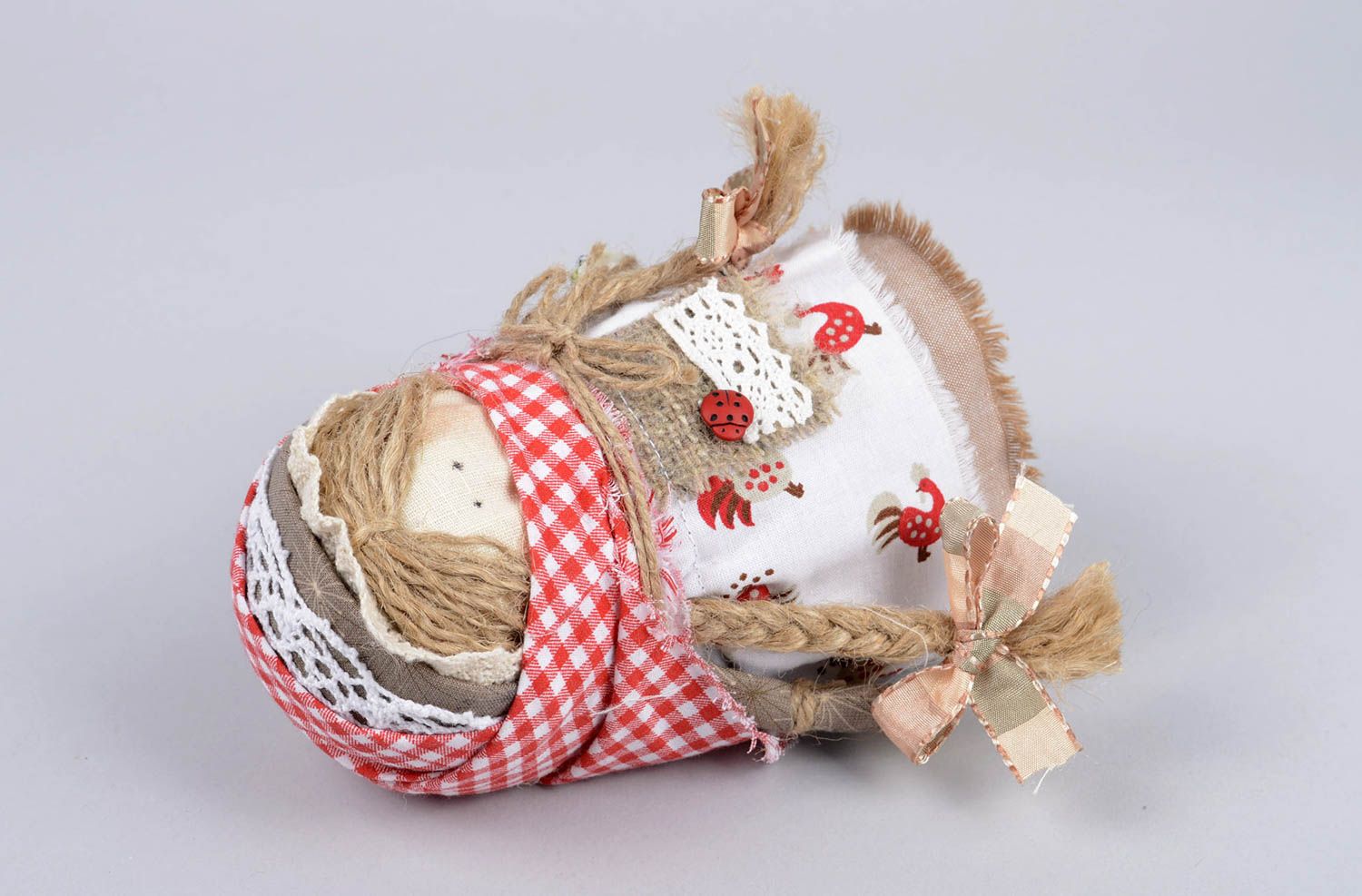 Muñeca de tela hecha a mano juguete tradicional con granos objeto de decoración  foto 4