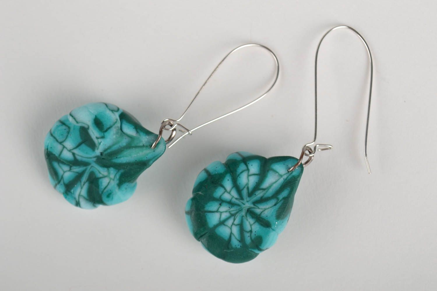 Голубые серьги из полимерной глины со стразами на английских застежках цветы фото 2
