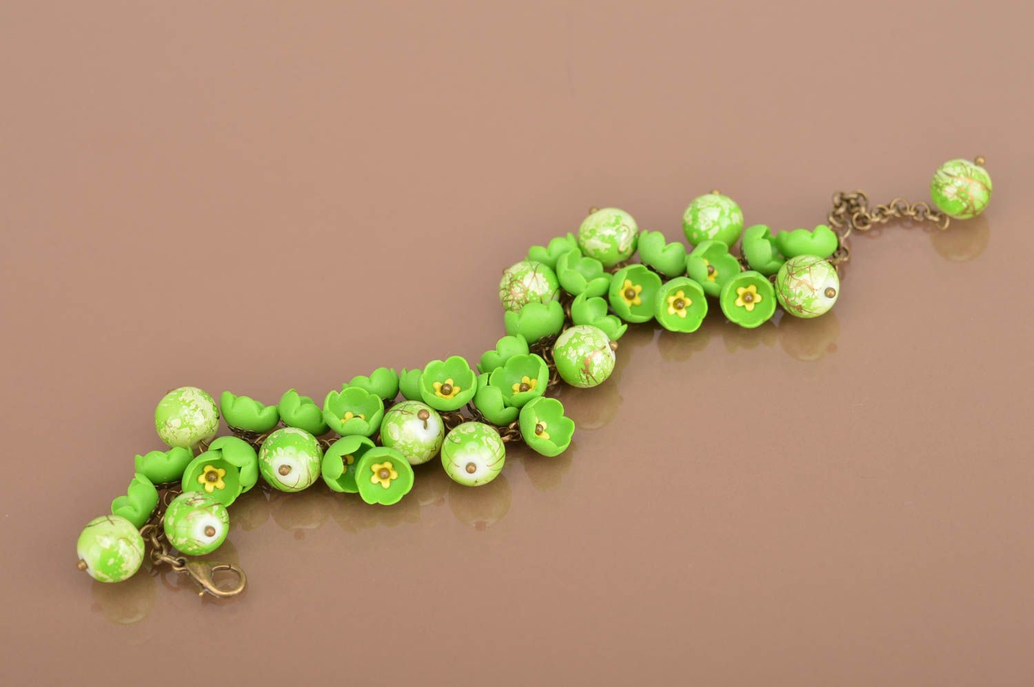 Браслет из полимерной глины зеленый ручной работы на цепочке с цветами фото 3