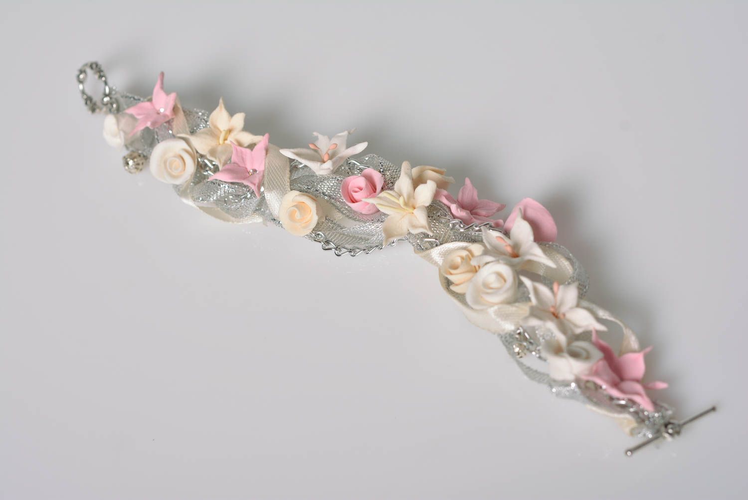 Pulsera de arcilla polimérica artesanal con flores y cintas bonita foto 6