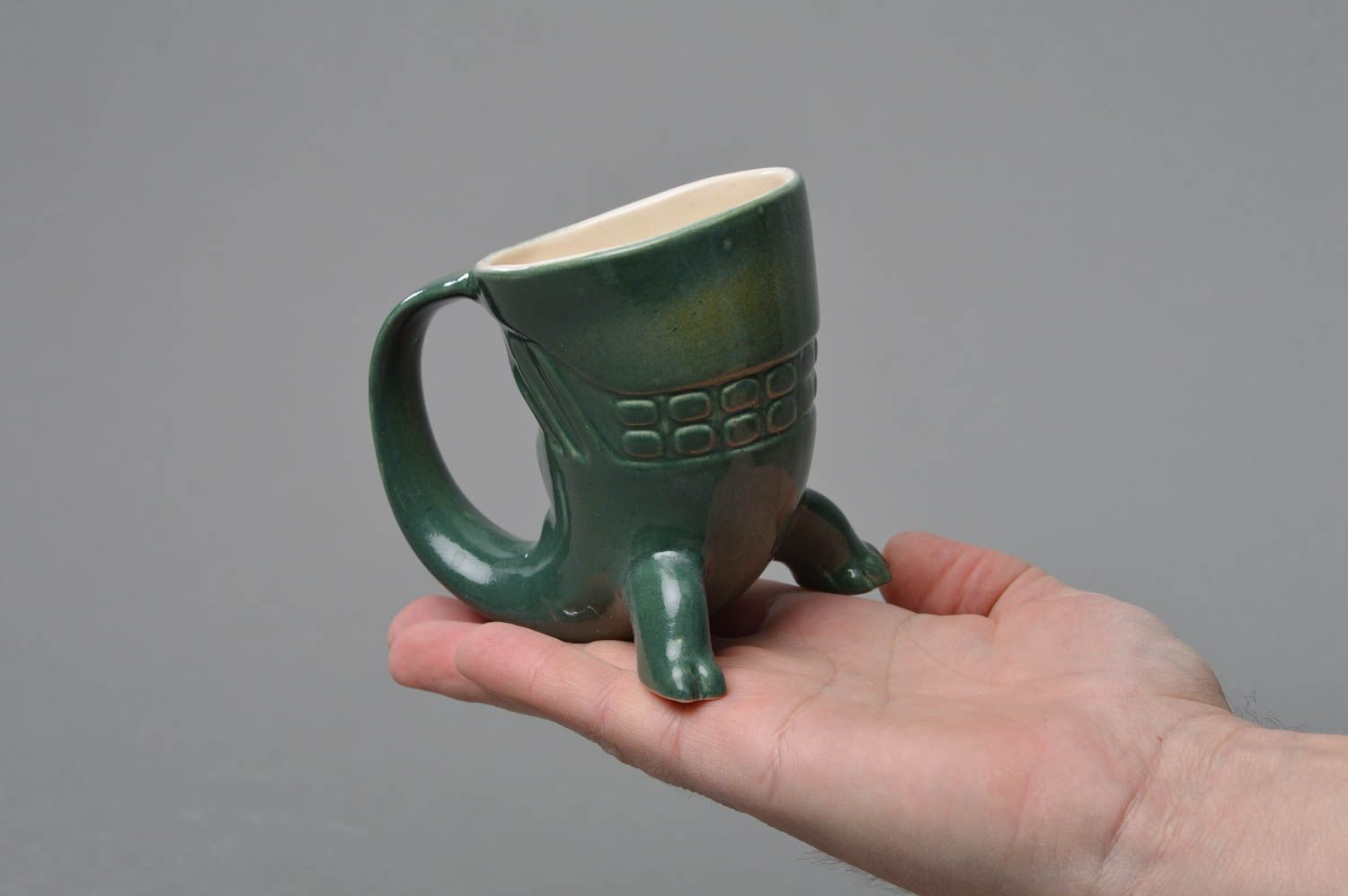 Ungewöhnliche originelle handgemachte Tasse aus Porzellan mit Glasur Bemalung foto 4