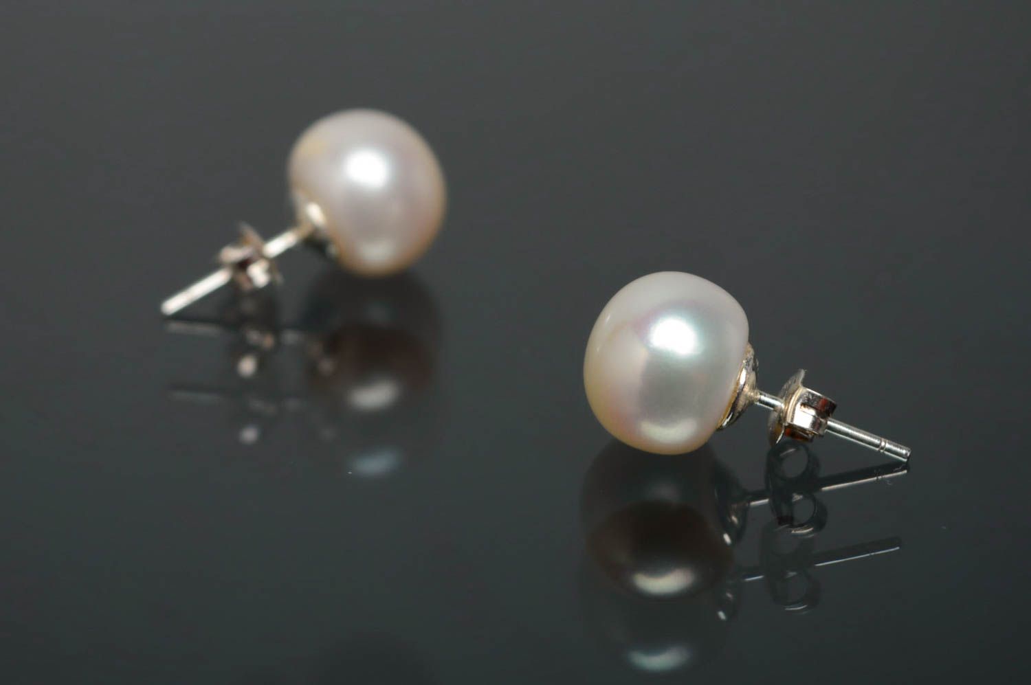 Silver earrings with pearls of white color photo 5