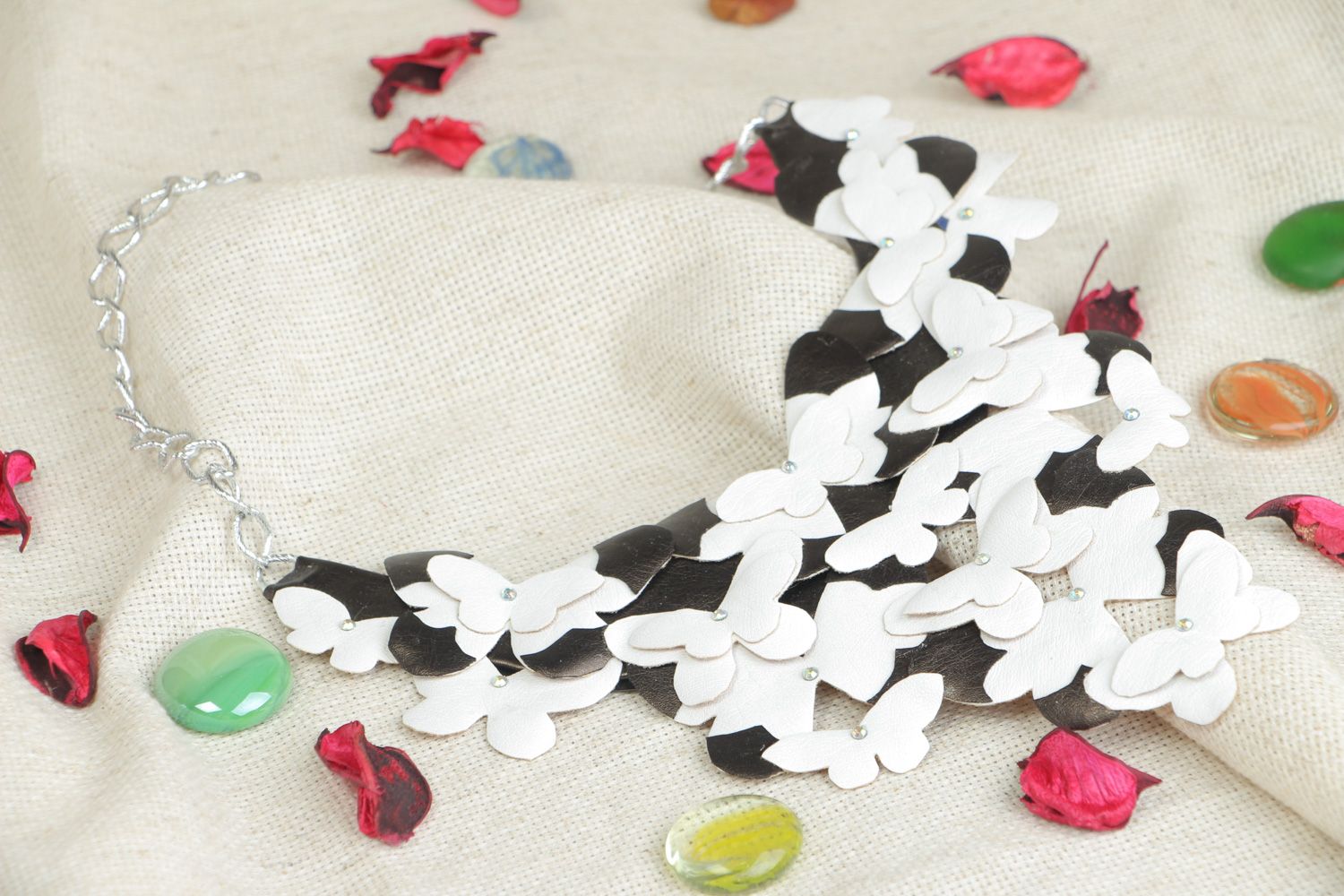 Collar de cuero artificial de mujer artesanal blanquinegro con mariposas en cadenita foto 5